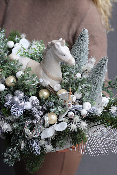 Konik na Biegunach, świąteczny stroik na tacy