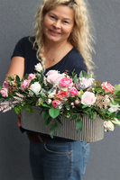 Pinkelia Alessia, kompozycja kwiatowa w srebrnej donicy