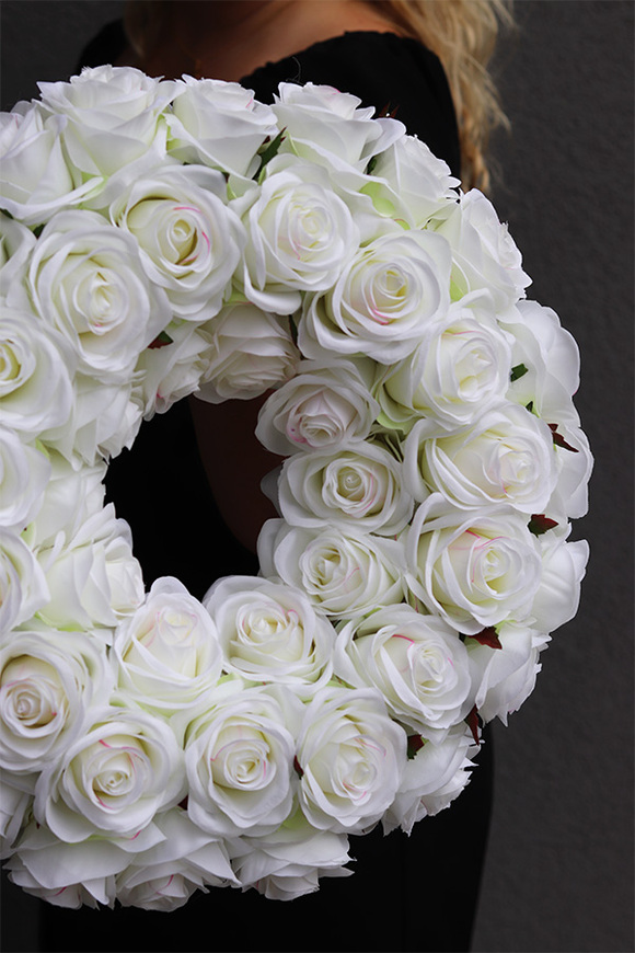 Bella White A, elegancki wianek na drzwi