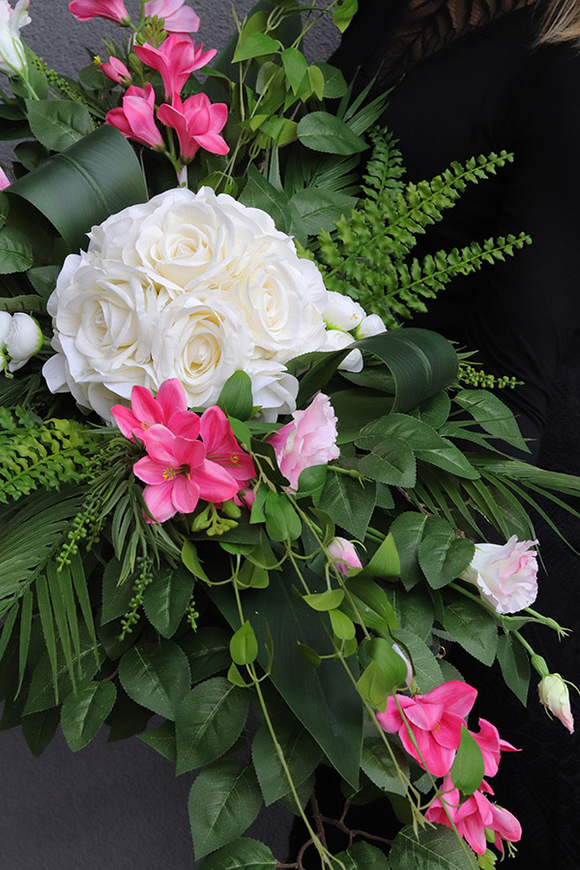 Kalipso Lemana, biała wiązanka nagrobna