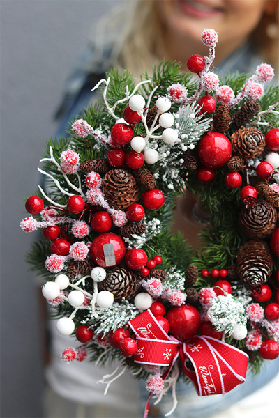 Red Xmas Frost, świąteczny wianek z owocami