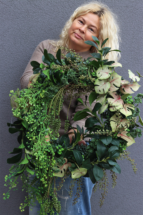 Zielona Kraina, zielony wianek na drzwi z monsterą	