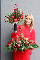 Zima w Czerwieni, świąteczna kompozycja nagrobna w misie	