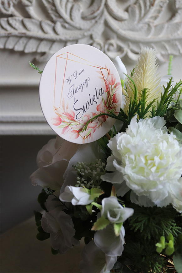 Siluetta, kompozycja kwiatowa w złotym naczyniu