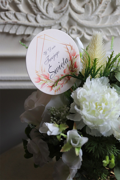 Siluetta, kompozycja kwiatowa w złotym naczyniu