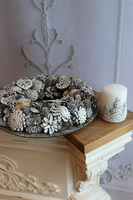 Mroźne Szyszki, stroik ze świecą na talerzu