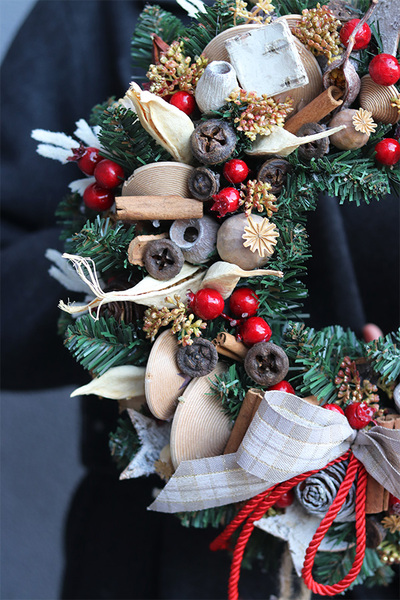 Dzwoneczki, zimowy wianek z drewnianymi elementami, śr.31cm