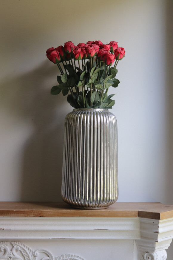 Hilton Roses, kompozycja kwiatowa róże w wazonie