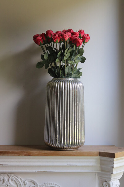 Hilton Roses, kompozycja kwiatowa róże w wazonie