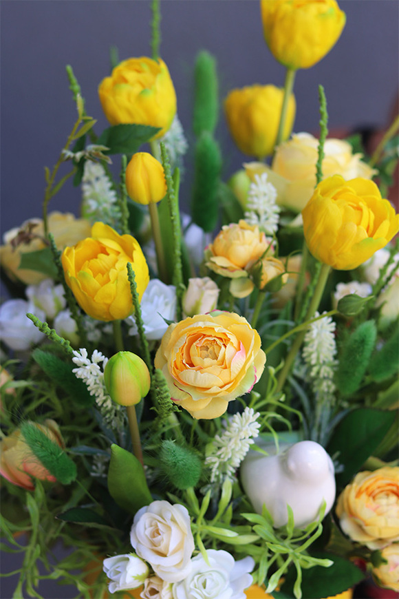 Żółta Polana, dekoracja kwiatowa z gumowymi tulipanami, wys.49cm