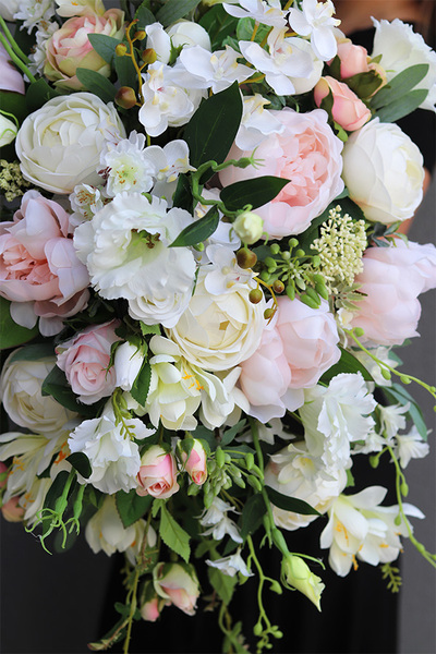 Gefatia, bogata kompozycja kwiatowa w pucharze, wym.50x56cm