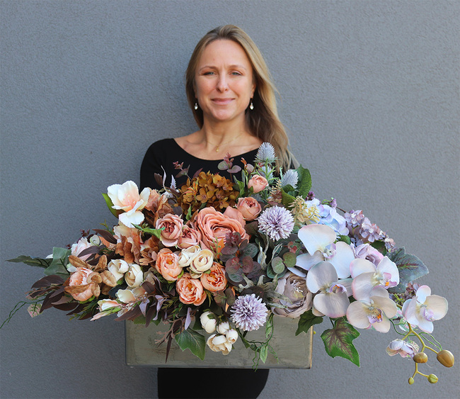 Hestia, kompozycja kwiatowa w srebrnej donicy, wym.48x84cm 