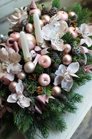 Pudrowe Święta, bożonarodzeniowy stroik ze świecami, wym.32x45cm 