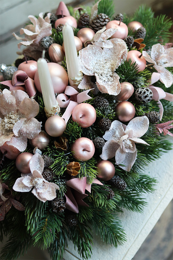 Pudrowe Święta, bożonarodzeniowy stroik ze świecami, wym.32x45cm 