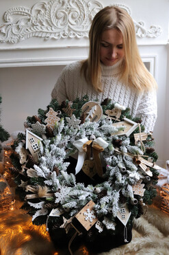 OD RĘKI Mroźna Wioska, świąteczny wianek na drzwi, śr.56cm