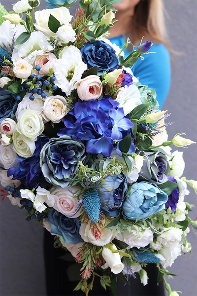 Blue Nalia Big 2, wiosenna kompozycja kwiatowa w srebrnej łódce, wym. 40x67cm