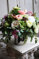 Gerito Figaro, kompozycja kwiatowa w srebrnej donicy, wym.30x35cm 