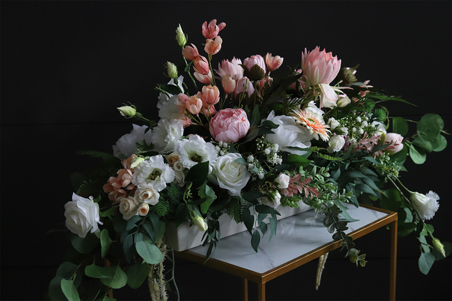 Miłosna Longia, kompozycja kwiatowa na długi stół