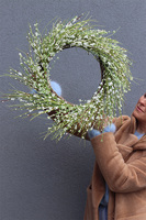 Calina White, wiosenny wianek na drzwi