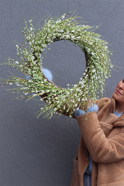 Calina White, wiosenny wianek na drzwi