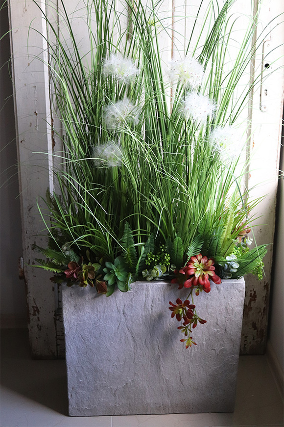 Russia Concrete, sztuczna trawa z dmuchawcami w betonowej donicy, wys.138cm