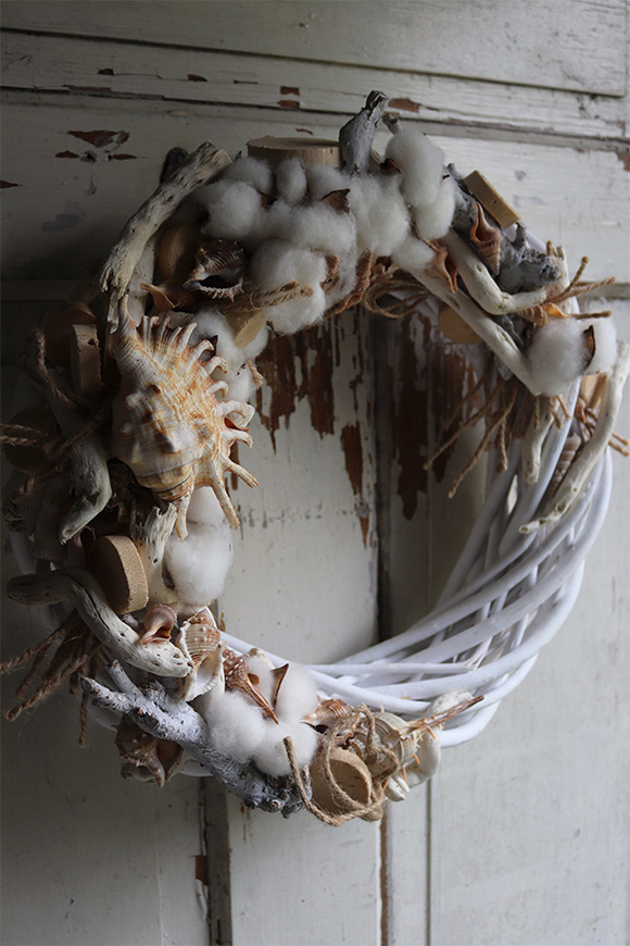 OD RĘKI marynistyczny wianek z muszlami i bawełną, Skarby Plaży, śr.40cm