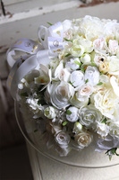 Sakramento Cake, kompozycja kwiatowa na szklanej paterze, wym.26x32cm