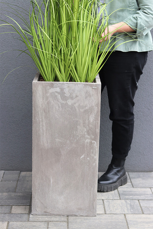 Concrete Modern Tall, wysokiej jakości sztuczna trawa w betonowej donicy