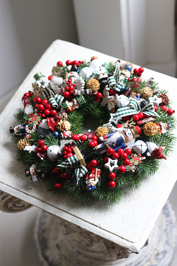 Dziadki do Orzechów, świąteczny wianek z zabaweczkami