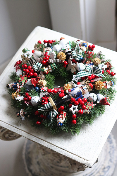 Dziadki do Orzechów, świąteczny wianek z zabaweczkami