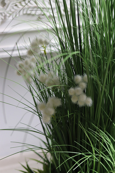 Delano Fiberglass White, kompozycja traw z dmuchawcami