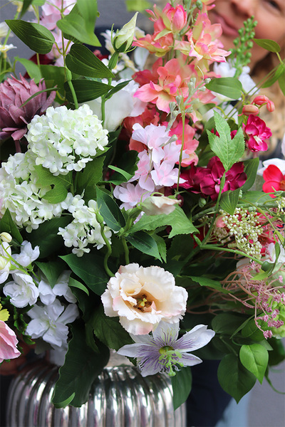 Hotelina Silver Large, kompozycja kwiatowa w naczyniu