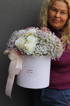 Kaszka&Róża, flowerbox kwiatowy welurowy, gipsówka, wym.32x37cm