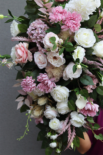 Roseria, jasna wiązanka nagrobna z astrami