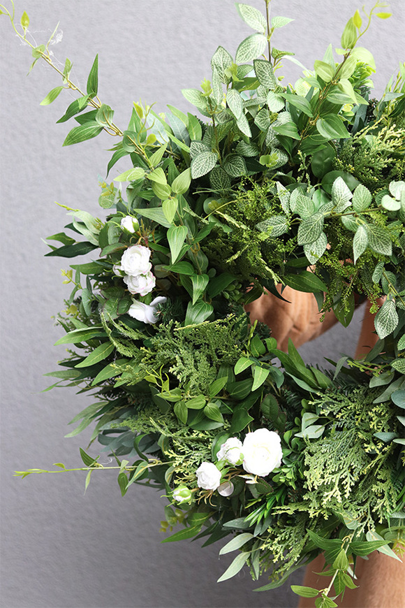 Greenna, zielony wianek na drzwi z różami