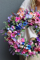 Różowa Polana, różowy wianek na drzwi