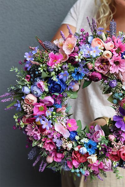 Różowa Polana, różowy wianek na drzwi