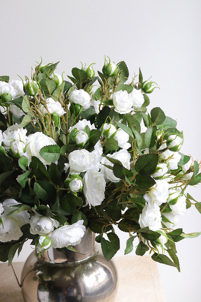 Rosalie Vinted, kompozycja kwiatowa z różami