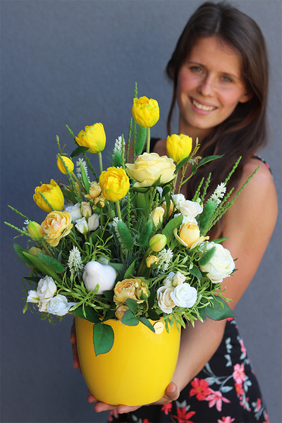 Żółta Polana, dekoracja kwiatowa z gumowymi tulipanami, wys.49cm