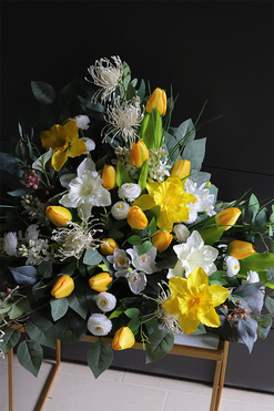 Żółte Tulipany Volcan, kompozycja nagrobna na ciężkiej tacy, wym.43x69x53cm