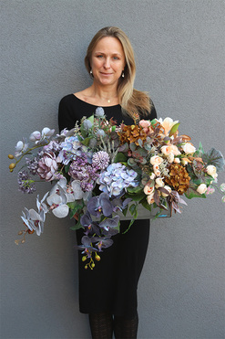 Hestia, kompozycja kwiatowa w srebrnej donicy, wym.48x84cm 