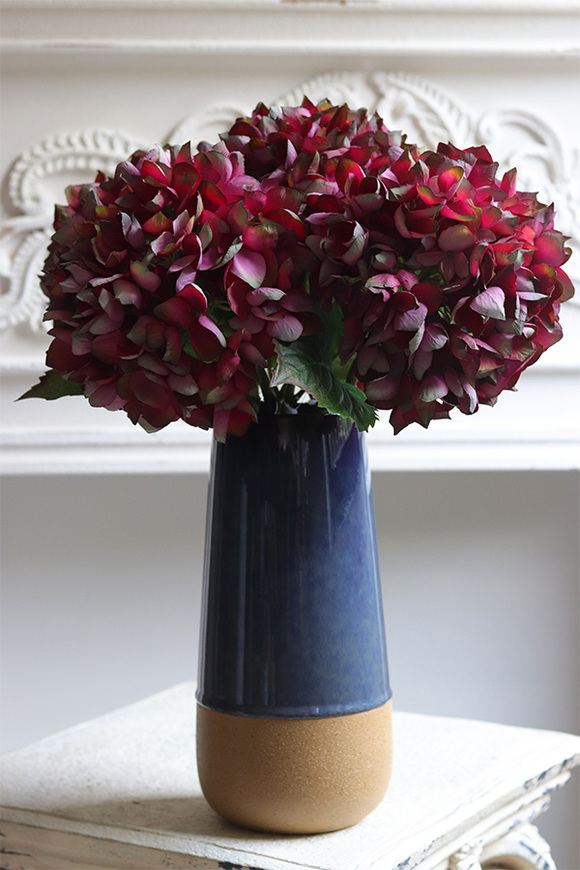 Blumelia Hydrangea Navy, kompozycja kwiatowa hortensje w wazonie
