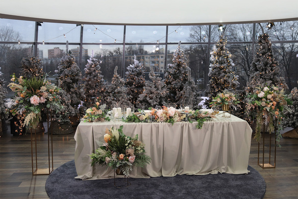 	Sand Flowers, dekoracja kwiatowa na stojaku