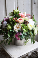 Gerito Figaro, kompozycja kwiatowa w srebrnej donicy, wym.30x35cm 