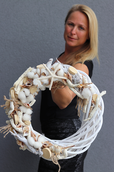 OD RĘKI marynistyczny wianek z muszlami i bawełną, Skarby Plaży, śr.40cm