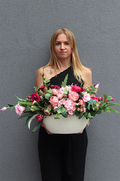 Pelagia Benicio, kompozycja kwiatowa w naczyniu, wym.45x64/87cm