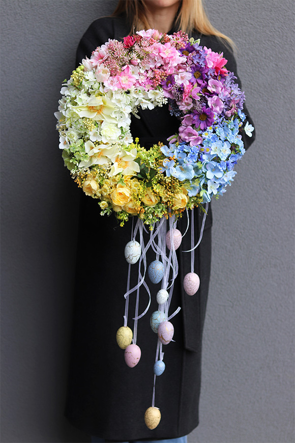Tęczowa Wielkanoc, wiosenny wianek na drzwi z zawieszkami