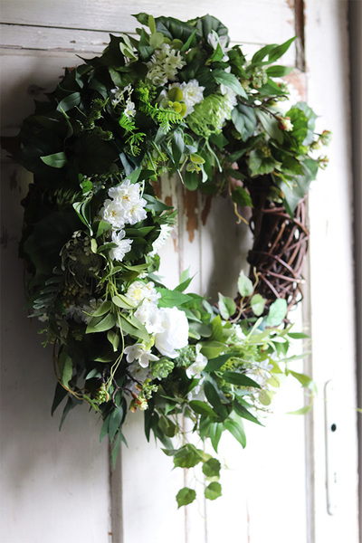 asymetryczny biały wianek na drzwi, Naturalle Brown, śr.56cm 