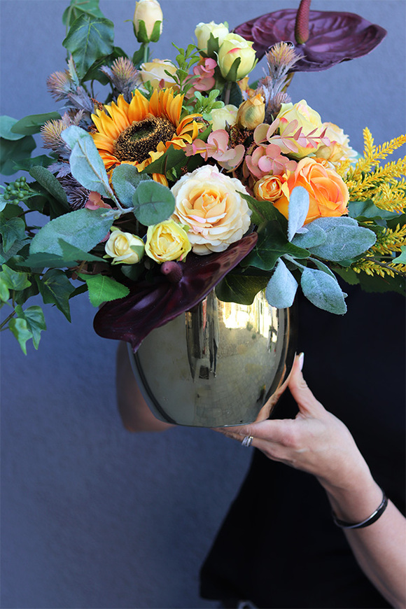 Miodowe Lata Gold, kompozycja nagrobna w złotej donicy