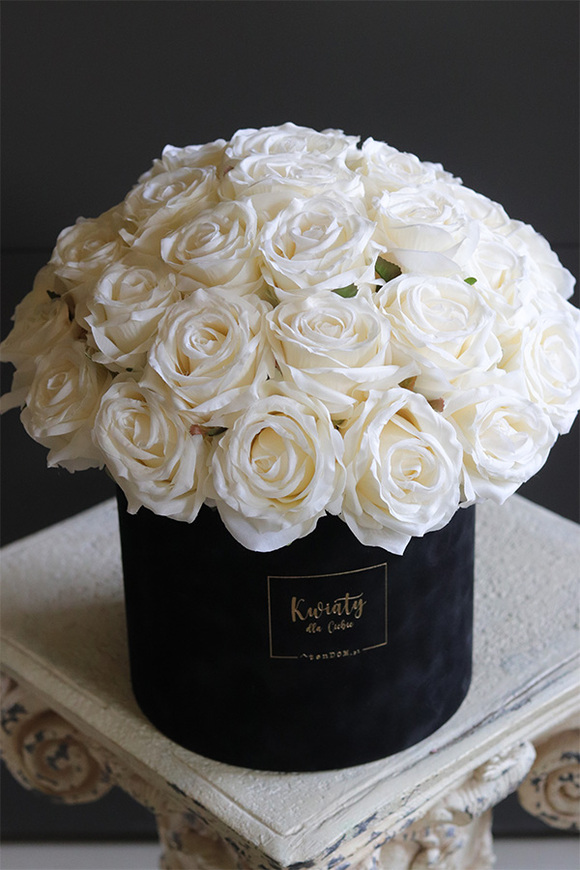 flowerbox na prezent Jubileo 35 Białych Róż w welurowym pudełku